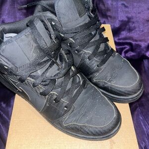 Air Jordan mid triple black with carbon fiber accents Youth boys7/women’s 8